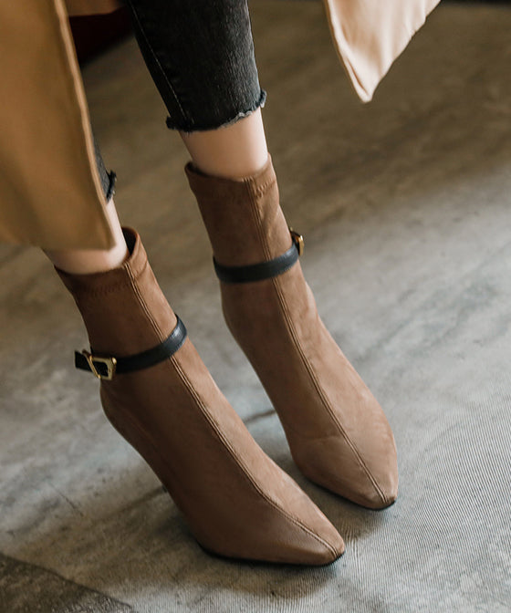 Effortlessly Elegant Boots with a Timeless Design