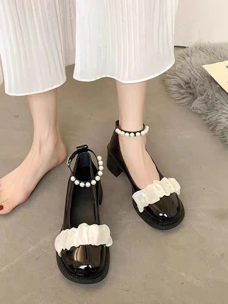 Well Tailored Sandals with a Graceful Silhouette