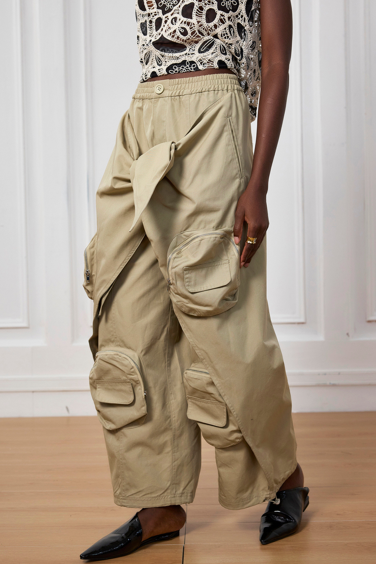 Effortlessly Elegant Pants with a Timeless Design