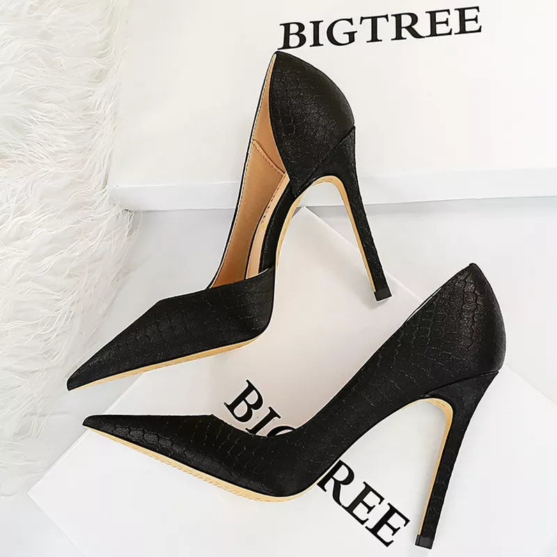 Effortlessly Elegant Heels with a Timeless Design