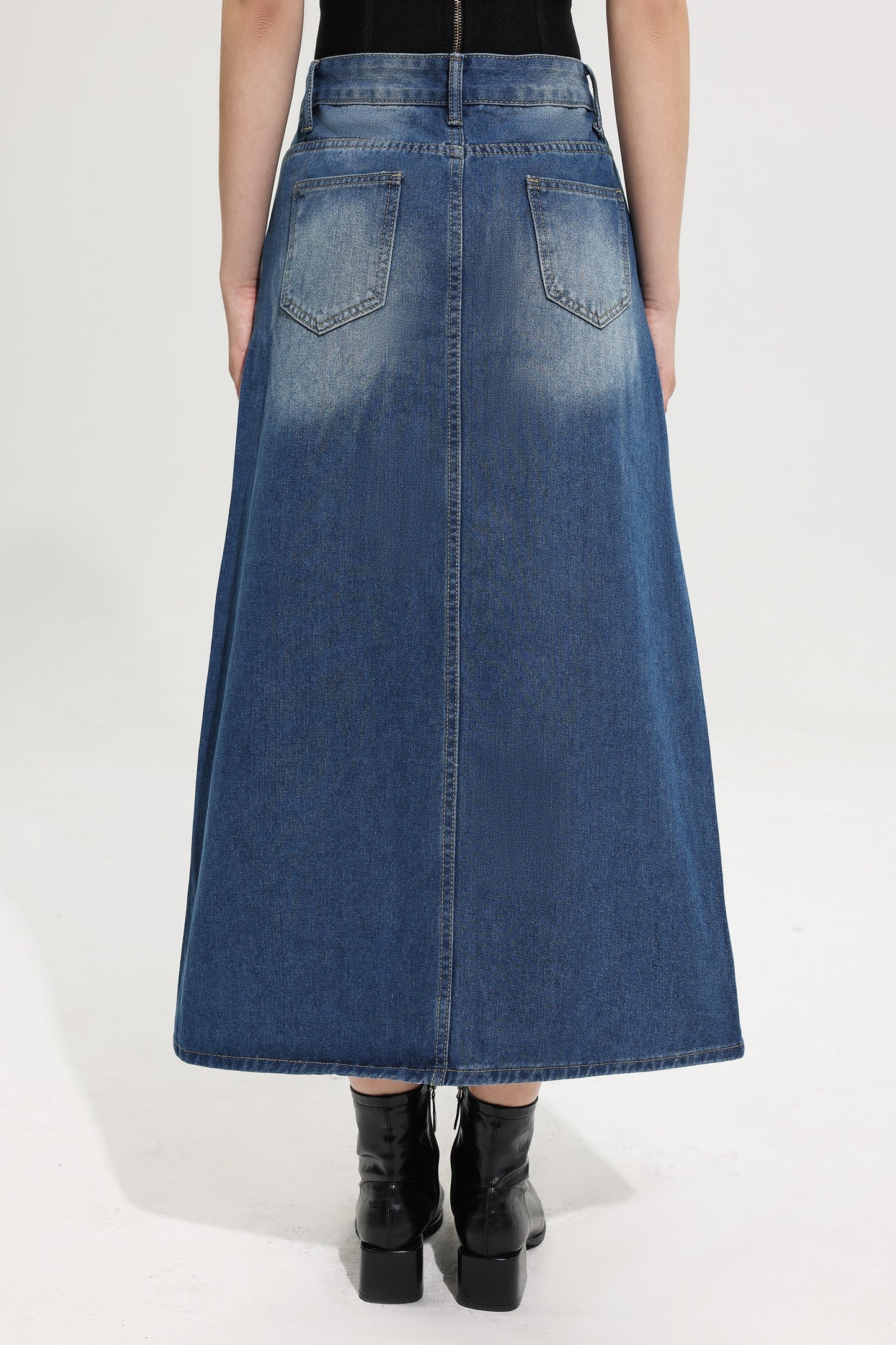 Effortlessly Elegant Garment with a Timeless Design
