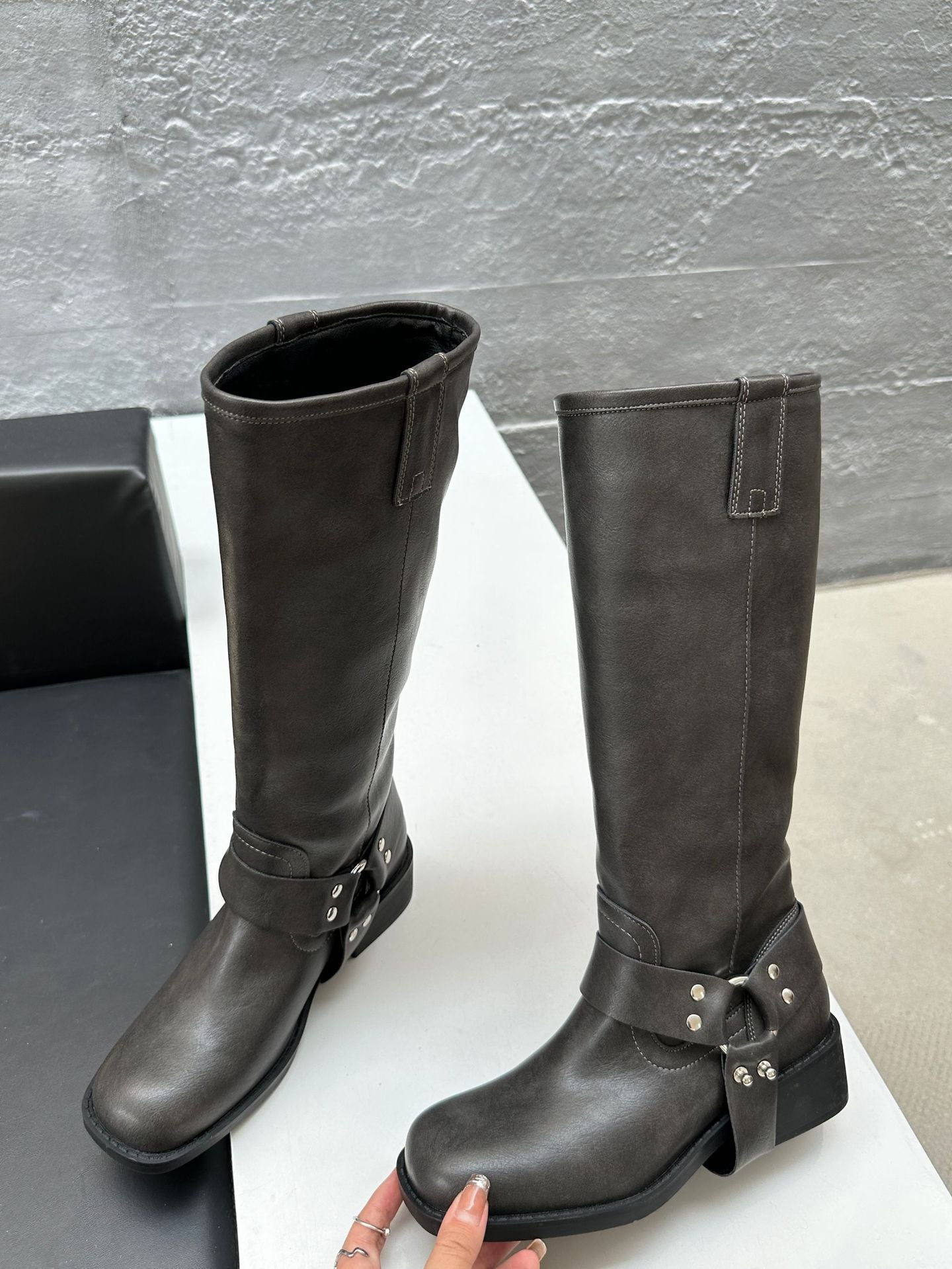 Well Tailored Boots with a Graceful Silhouette