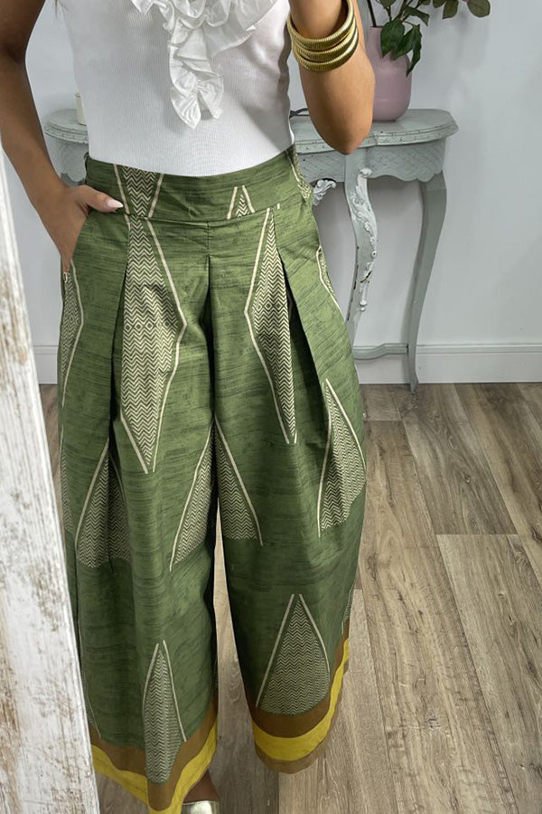Effortlessly Elegant Garment with a Timeless Design