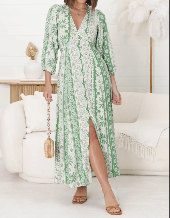 Effortlessly Elegant Dress with a Timeless Design