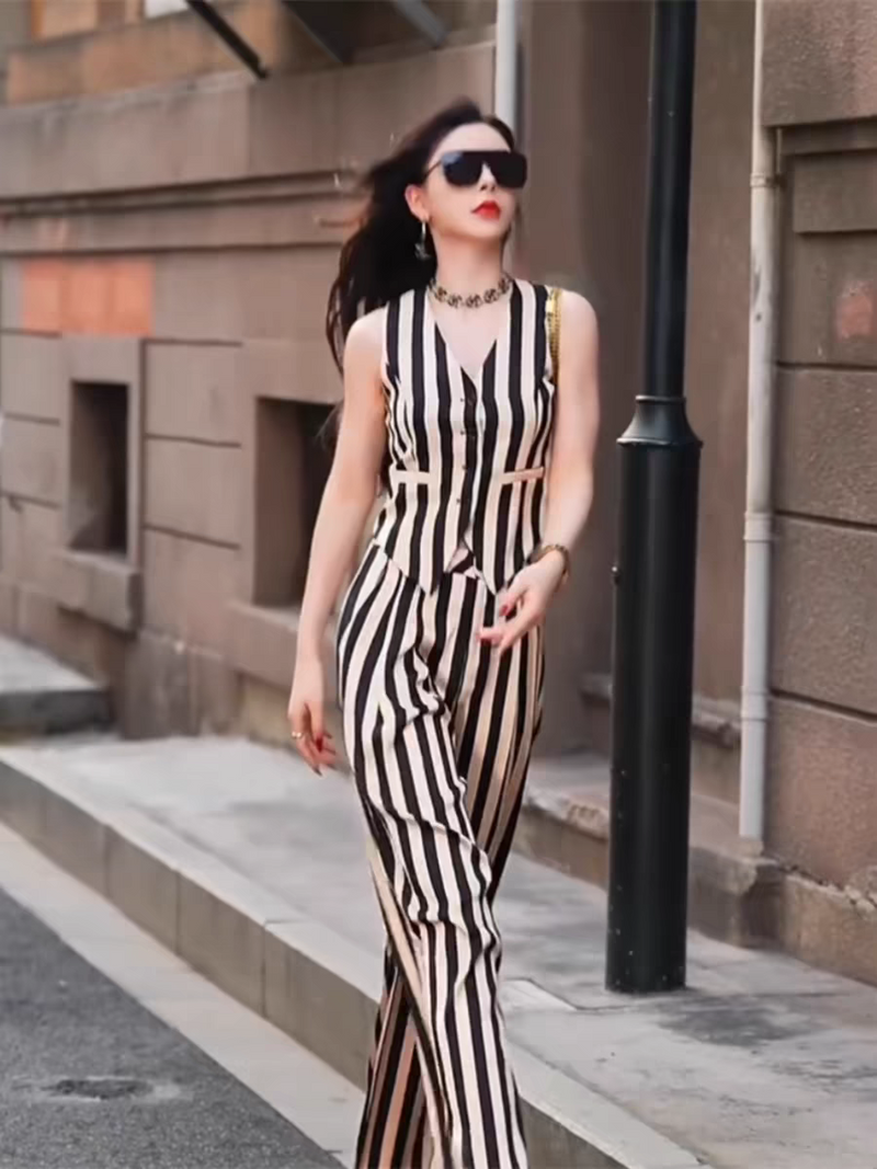 Elegantly Styled Pants for Everyday Wear