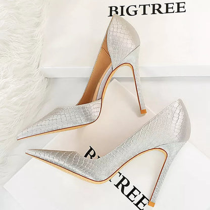 Effortlessly Elegant Heels with a Timeless Design