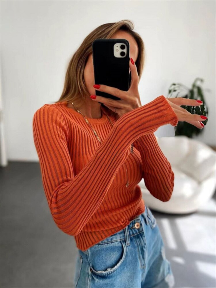 Well Tailored Pullover with a Graceful Silhouette