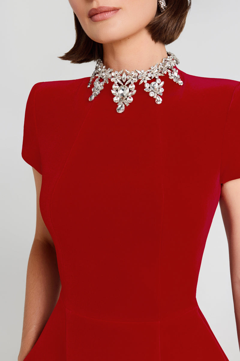 Well Tailored Dress with a Graceful Silhouette