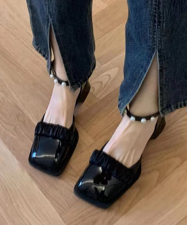 Well Tailored Sandals with a Graceful Silhouette