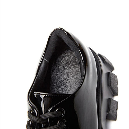 Well Tailored Shoes with a Graceful Silhouette