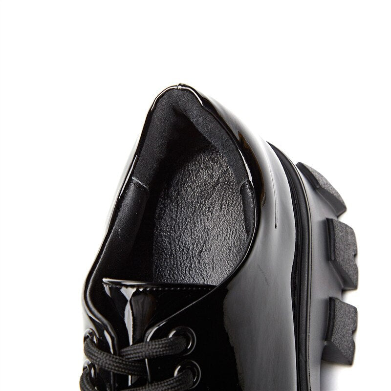 Well Tailored Shoes with a Graceful Silhouette