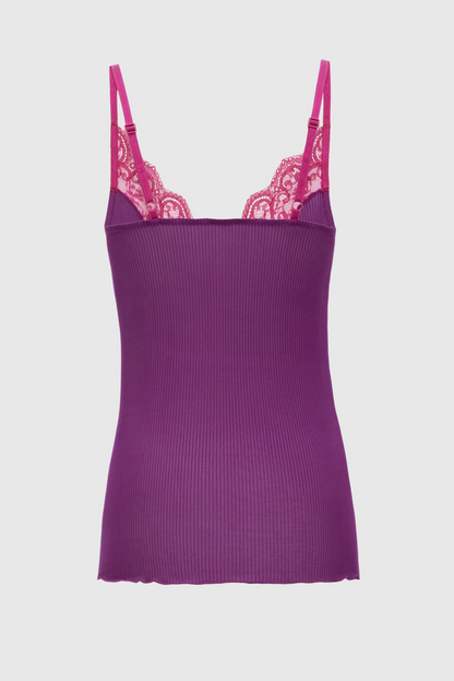 Well Tailored Top with a Graceful Silhouette