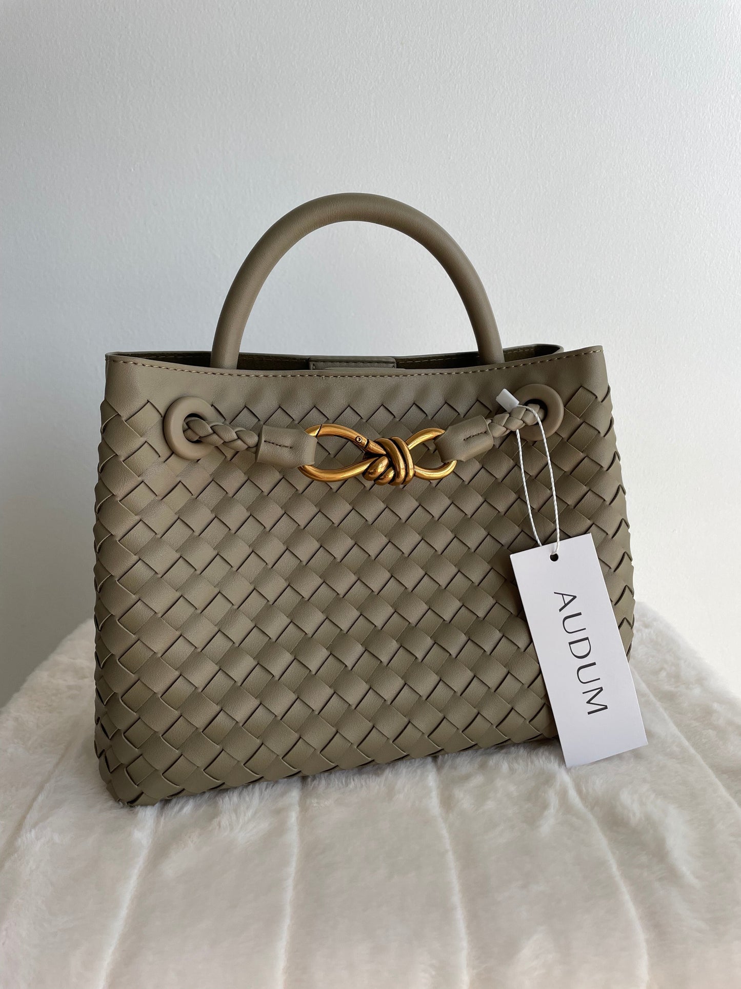 Beautifully Finished Bag in a Timeless Design