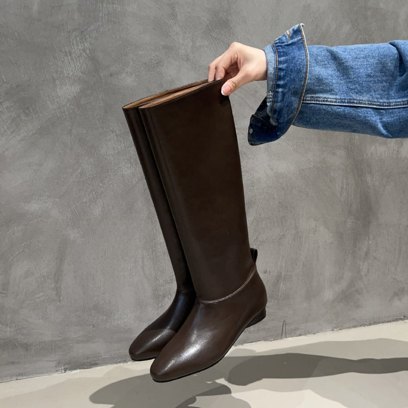 Effortlessly Elegant Boots with a Timeless Design