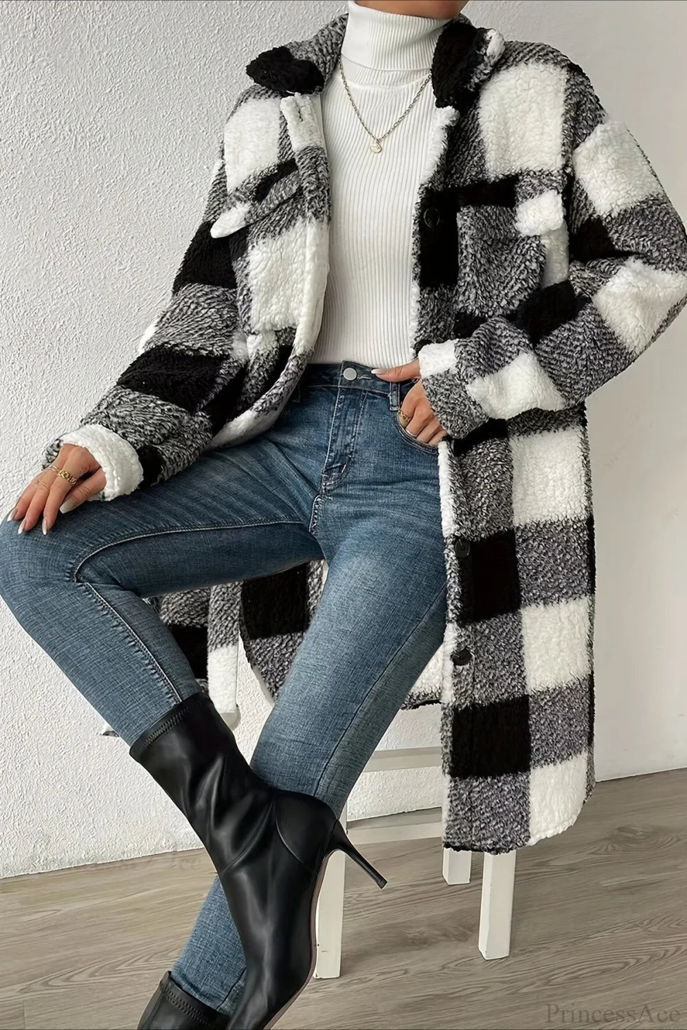 Well Tailored Coat with a Graceful Silhouette