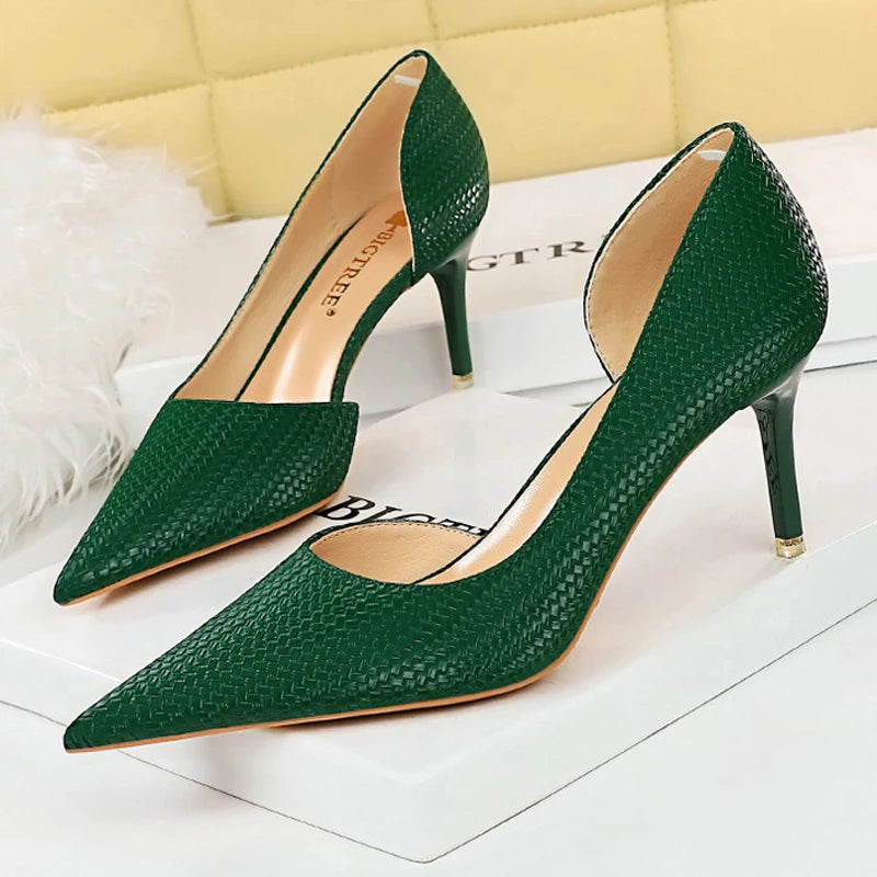 Effortlessly Elegant Heels with a Timeless Design