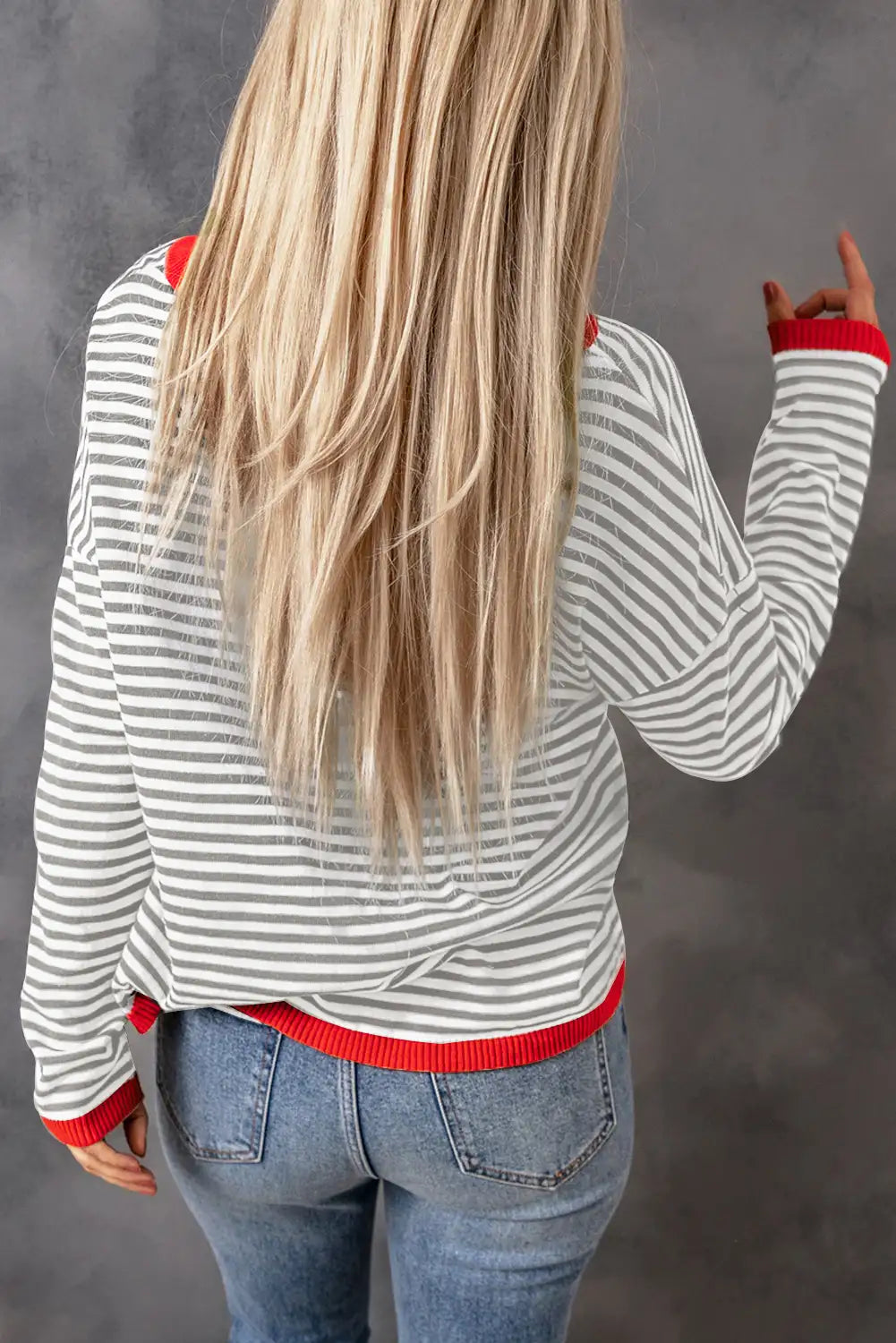 Well Tailored Sweater with a Graceful Silhouette