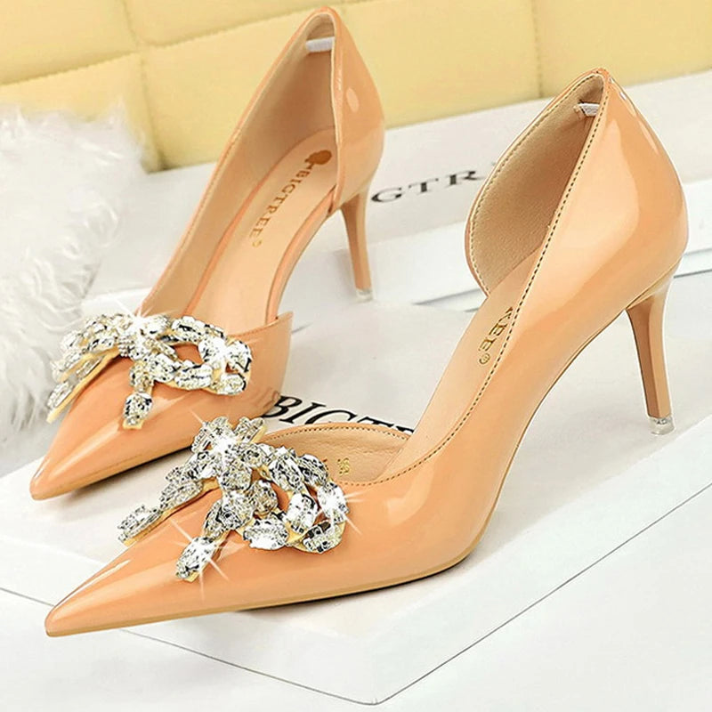 Effortlessly Elegant Heels with a Timeless Design