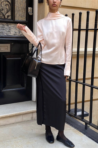 Effortlessly Elegant Blouse with a Timeless Design