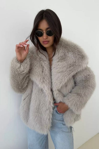 Well Tailored Jacket with a Graceful Silhouette