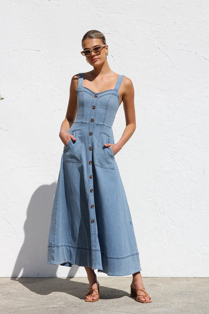 Effortlessly Elegant Dress with a Timeless Design