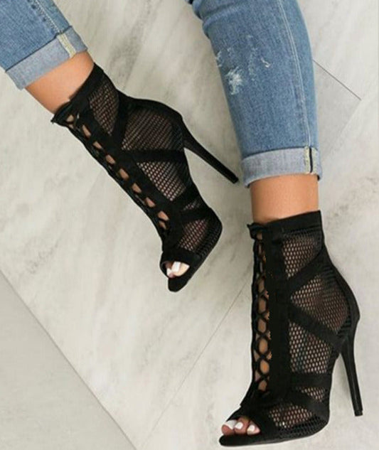 Effortlessly Elegant Heels with a Timeless Design