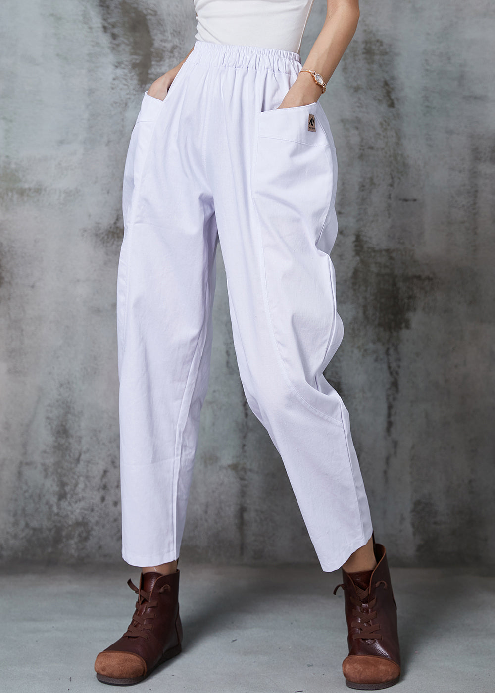 Effortlessly Elegant Pants with a Timeless Design