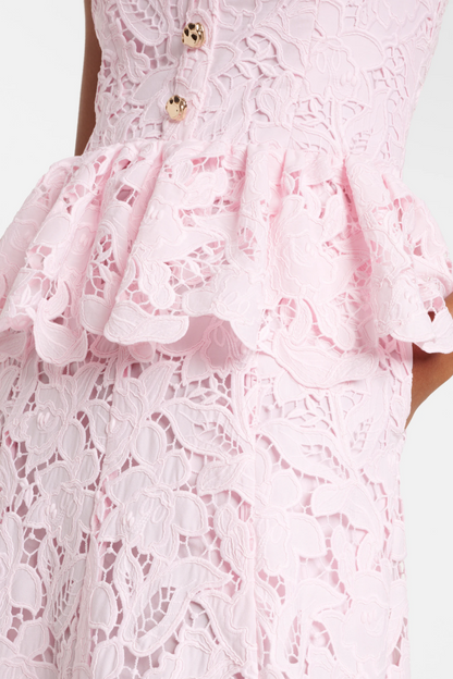 Well Tailored Dress with a Graceful Silhouette