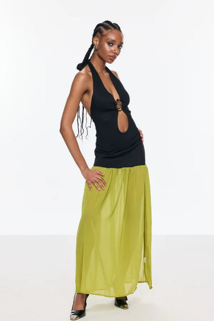 Beautifully Finished Dress in a Timeless Design