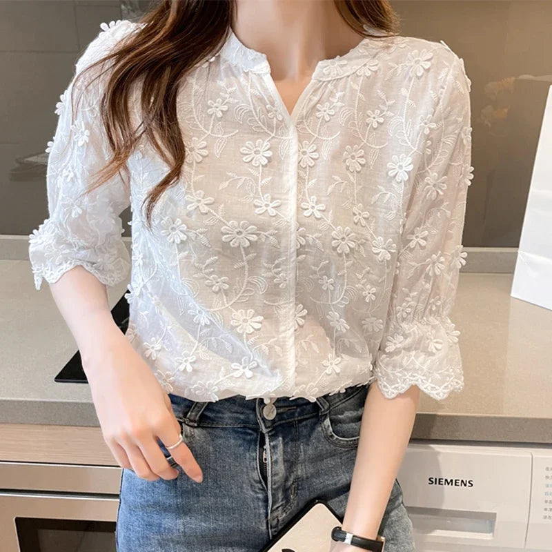 Effortlessly Elegant Blouse with a Timeless Design