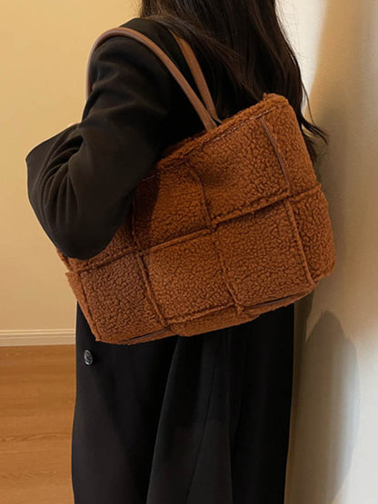 Gracefully Styled Bag for Any Occasion