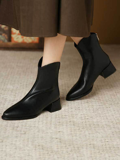 Effortlessly Elegant Boots with a Timeless Design