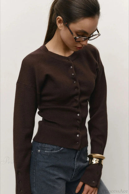 Effortlessly Elegant Cardigan with a Timeless Design