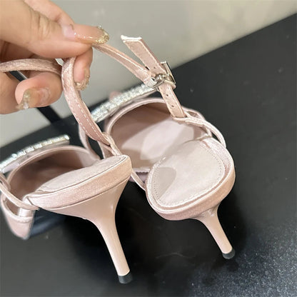 Effortlessly Elegant Heels with a Timeless Design