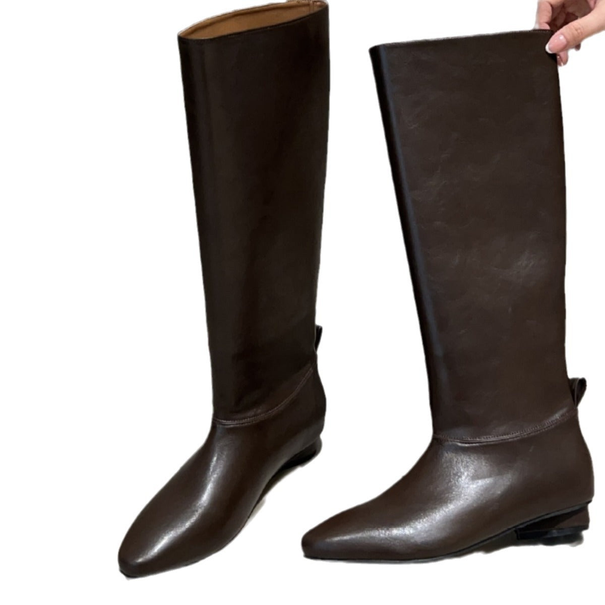 Effortlessly Elegant Boots with a Timeless Design