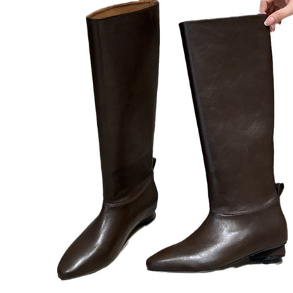 Effortlessly Elegant Boots with a Timeless Design