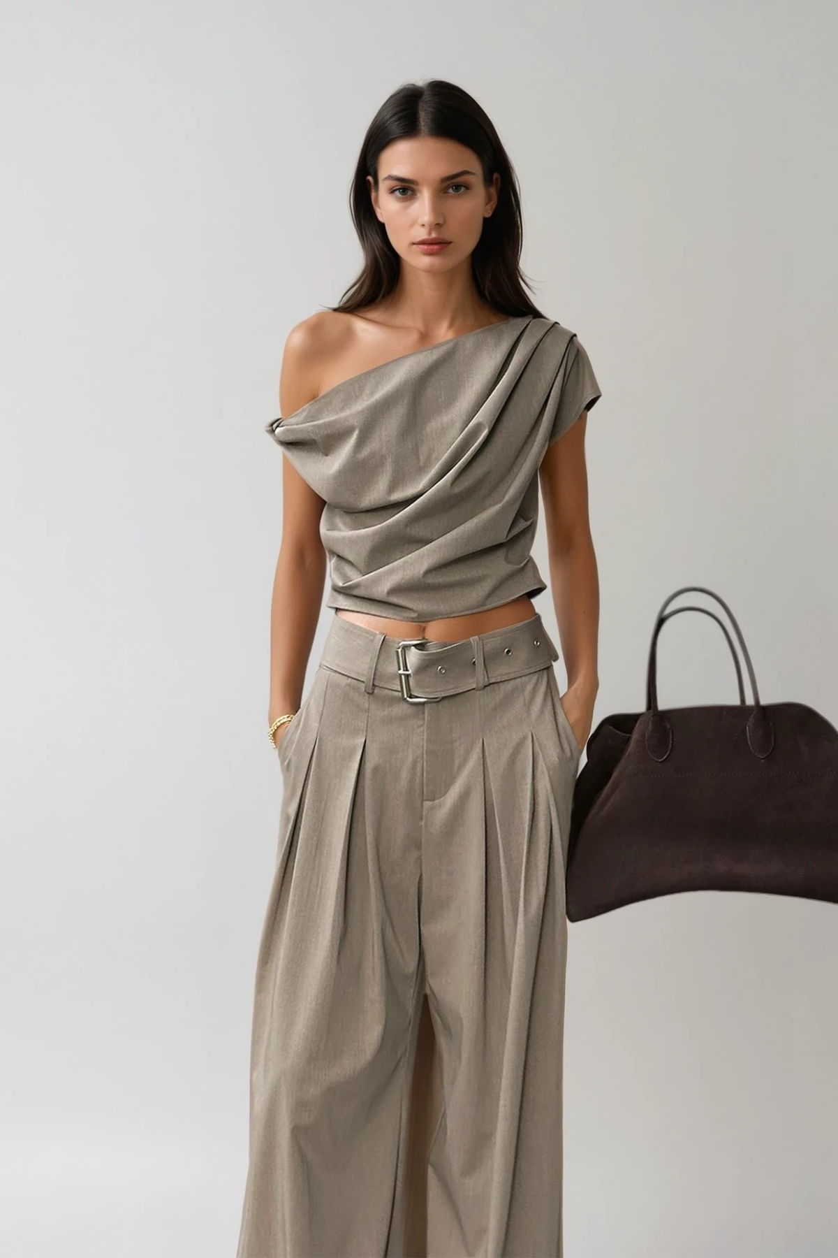 Effortlessly Elegant Pants with a Timeless Design