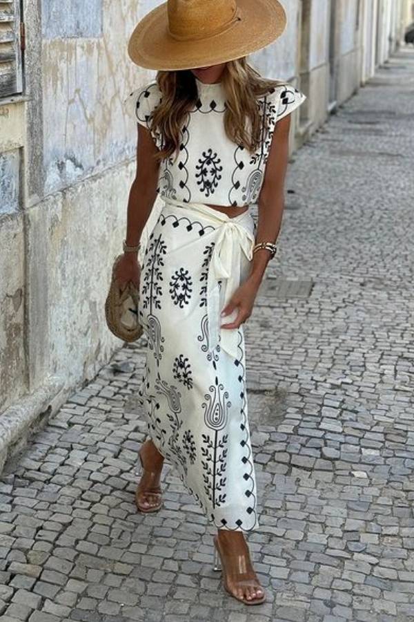 Effortlessly Elegant Garment with a Timeless Design