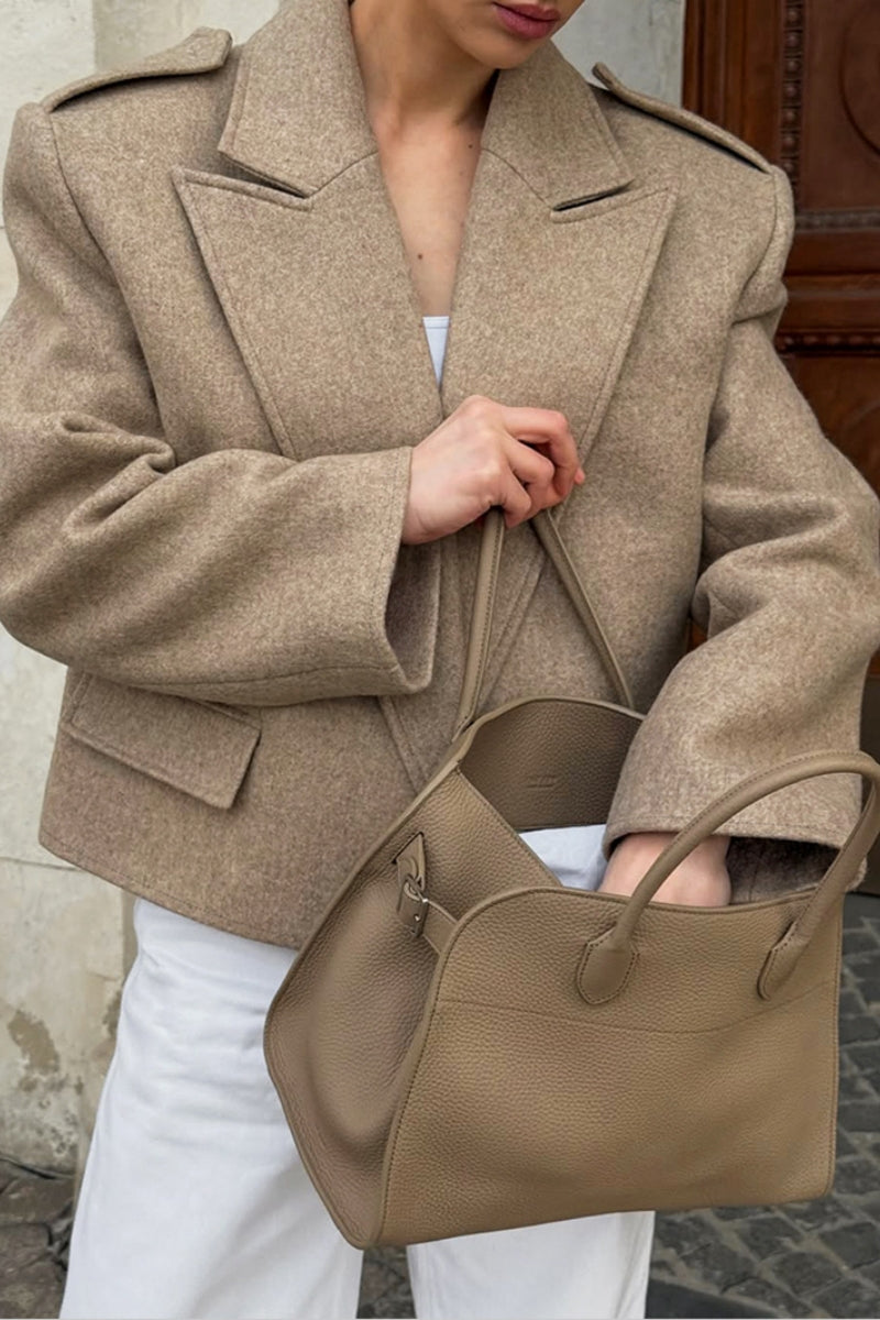 Well Tailored Jacket with a Graceful Silhouette