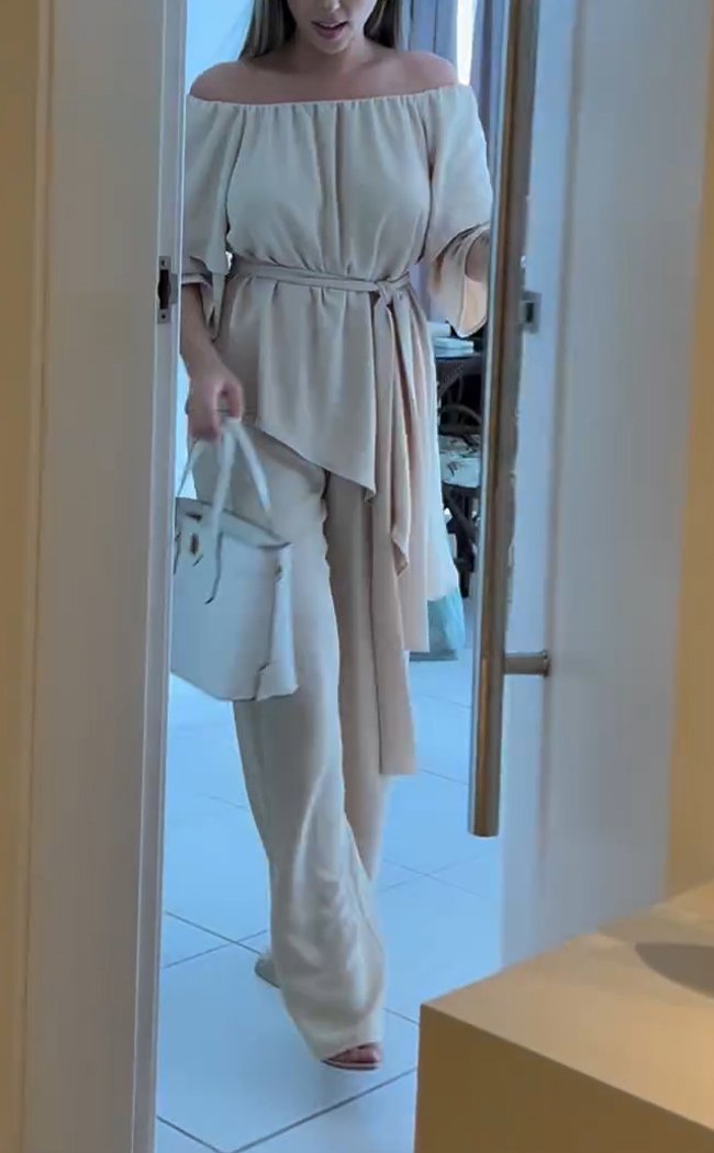 Effortlessly Elegant Trousers with a Timeless Design