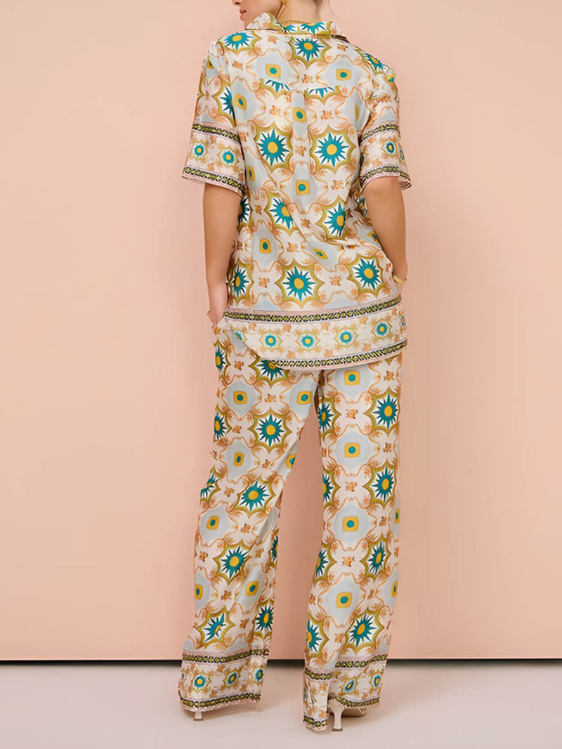 Effortlessly Elegant Pants with a Timeless Design