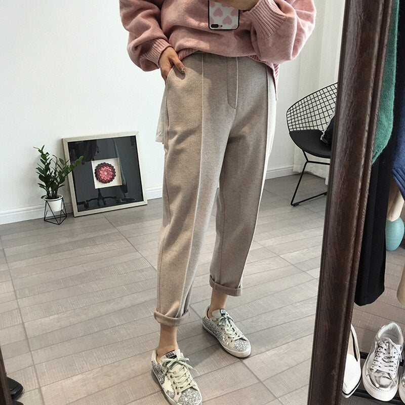 Effortlessly Elegant Pants with a Timeless Design