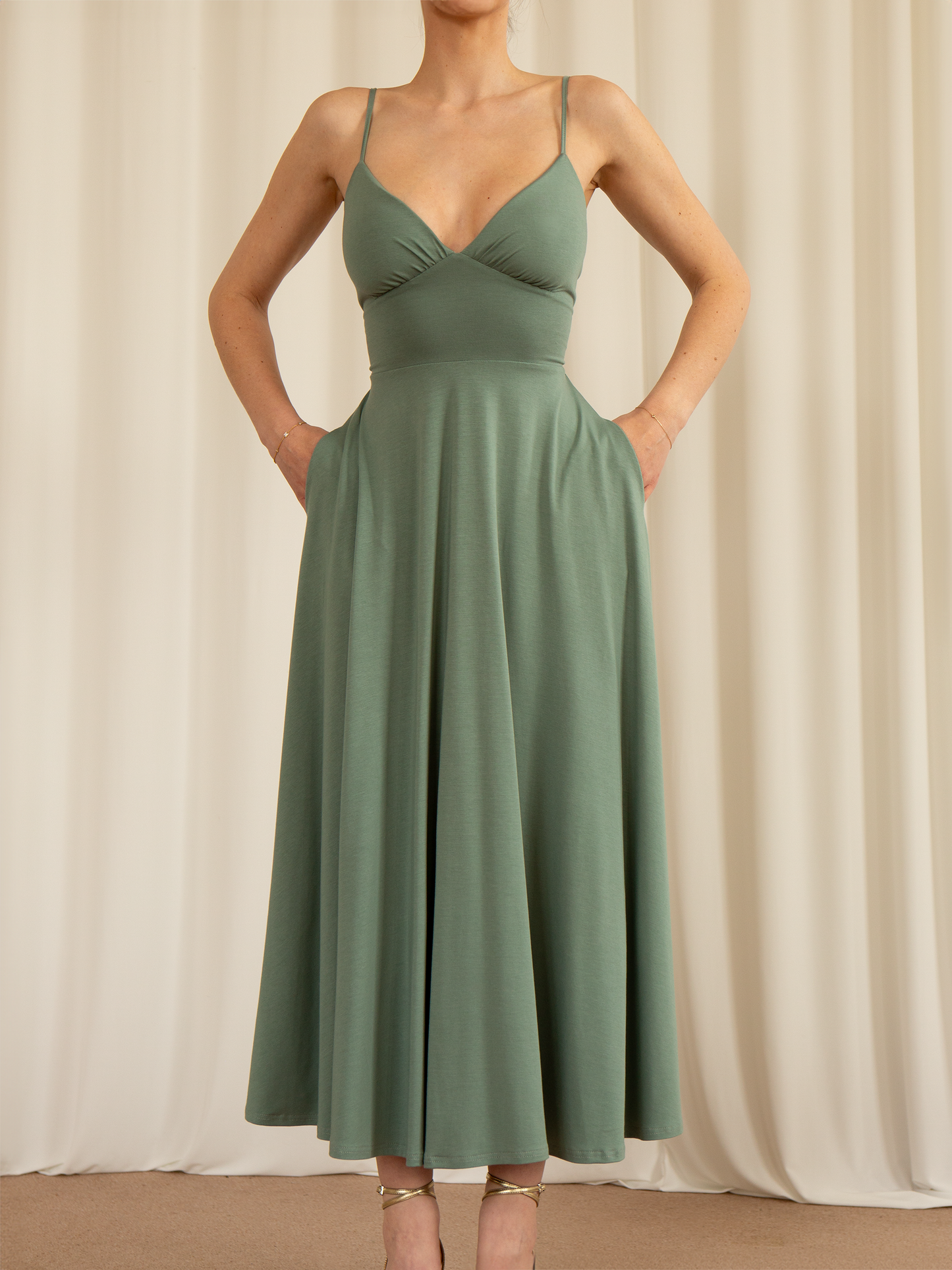 Well Tailored Dress with a Graceful Silhouette