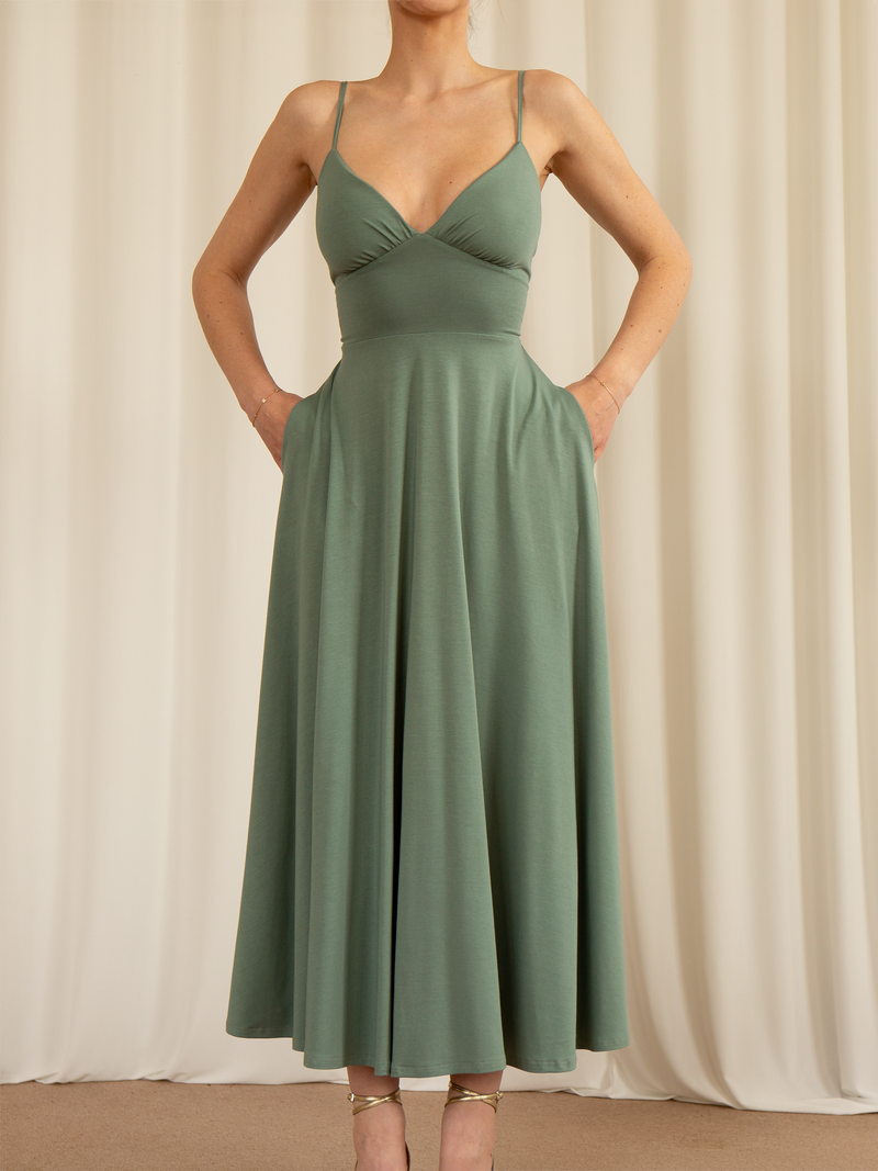 Well Tailored Dress with a Graceful Silhouette