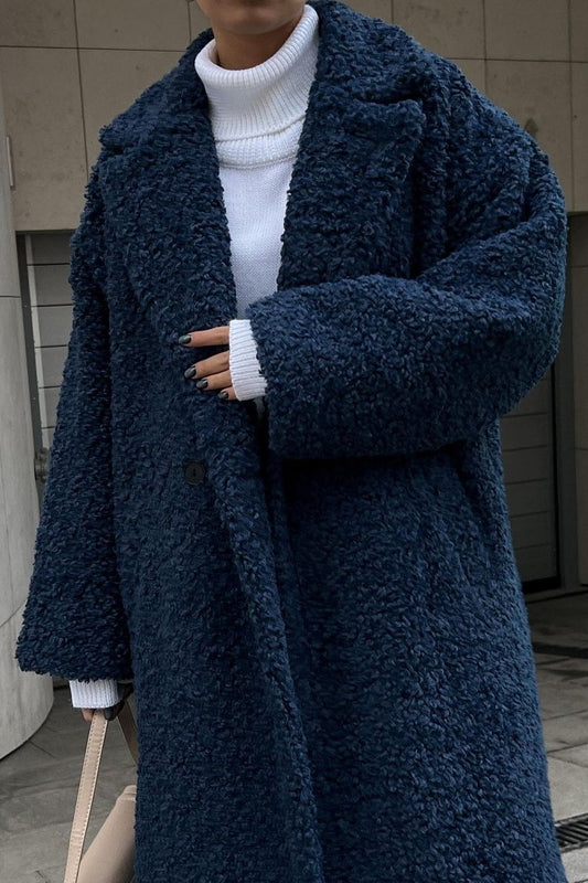 Well Tailored Coat with a Graceful Silhouette