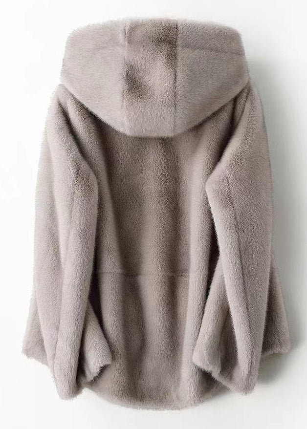 Well Tailored Coat with a Graceful Silhouette