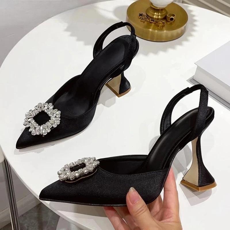 Effortlessly Elegant Heels with a Timeless Design