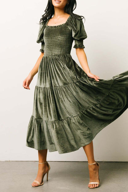 Well Tailored Dress with a Graceful Silhouette