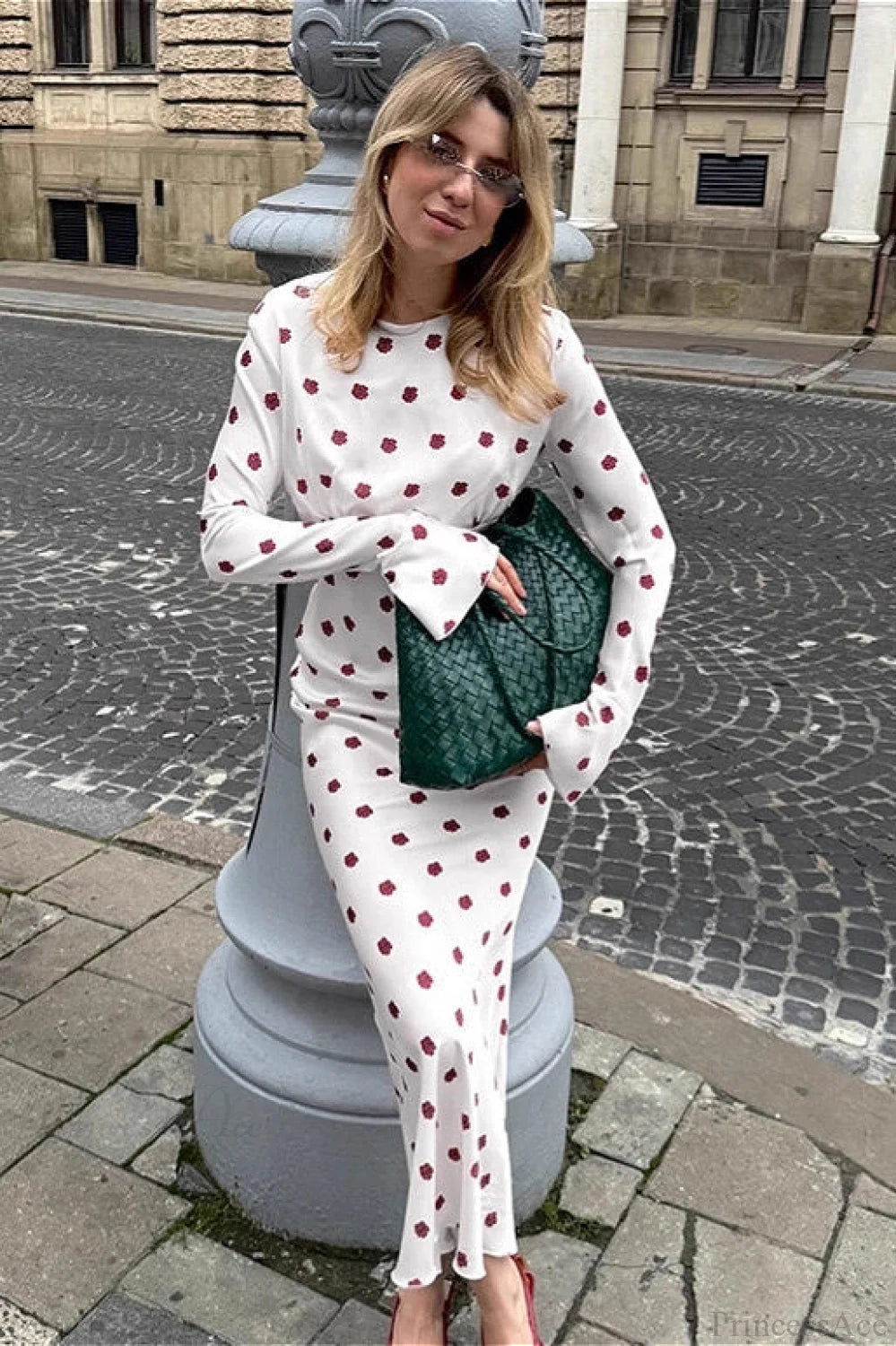 Beautifully Finished Dress in a Timeless Design