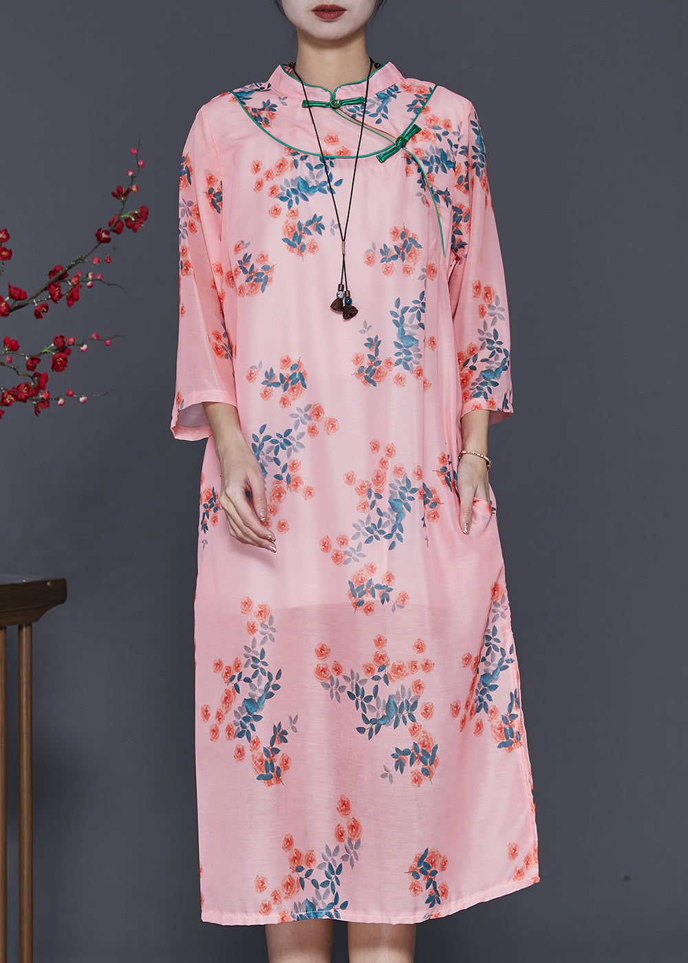 Beautifully Finished Dress in a Timeless Design
